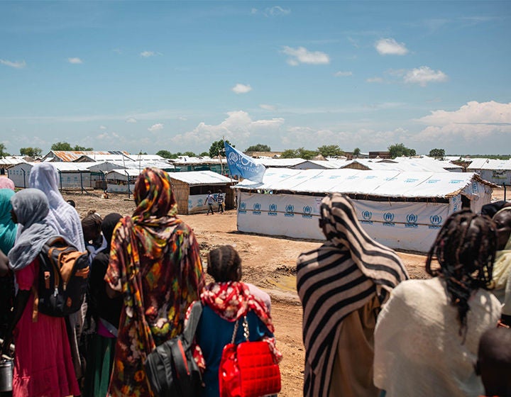 People are looking at the makeshift camp on the border between South Sudan and Sudan. (Sudan, 2024)