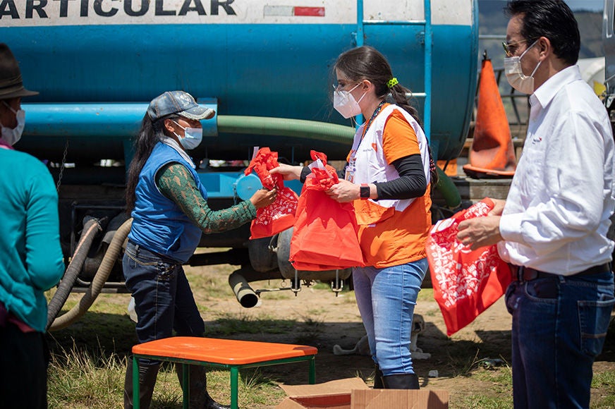 A woman receives a hygiene and oral health kit in the canton Chillanes from a World Vision staff. (Ecuador, 2021) 