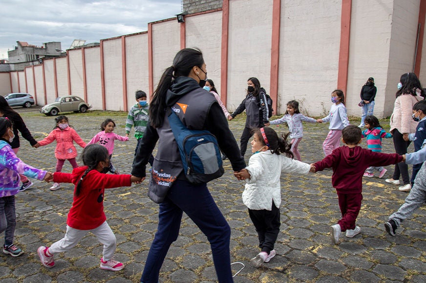 A World Vision staff engages with a group of children as part of a joint initiative with a local hospital in Quito. (Ecuador, 2022)