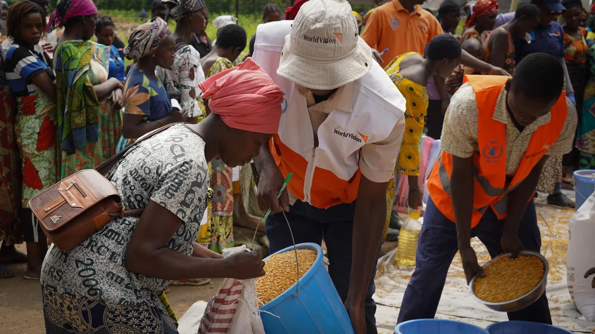Photos of the distribution activity in response to the escalation of violence in Goma. A total of 21,605 households are scheduled for distribution in the Shasha and Bweremana localities. These households will benefit from cereals, vegetables, oil and salt. The aim of this activity is to combat child malnutrition and support women who have not been able to grow enough food to meet their needs.